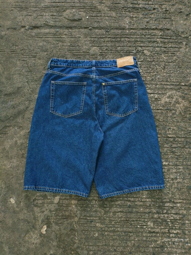 Bermuda baggy jorts (Category: Shorts) located in Manila. Submitted by kobemodina_0330 (Listing ID 1468070392, Image 2). Description: Bermuda baggy loose fit jorts Size 34/36 fittings Crispy Condition 750 + sf 📥.