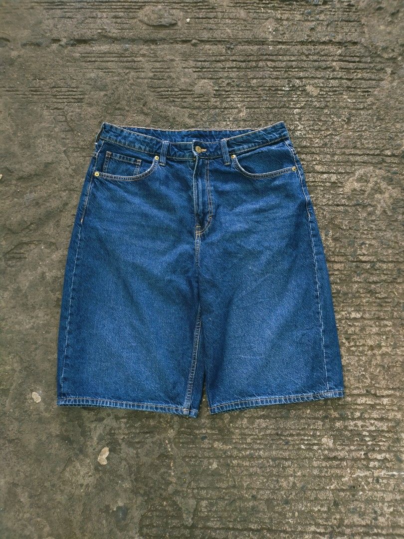 Bermuda baggy jorts (Category: Shorts) located in Manila. Submitted by kobemodina_0330 (Listing ID 1468070392, Image 1). Description: Bermuda baggy loose fit jorts Size 34/36 fittings Crispy Condition 750 + sf 📥.