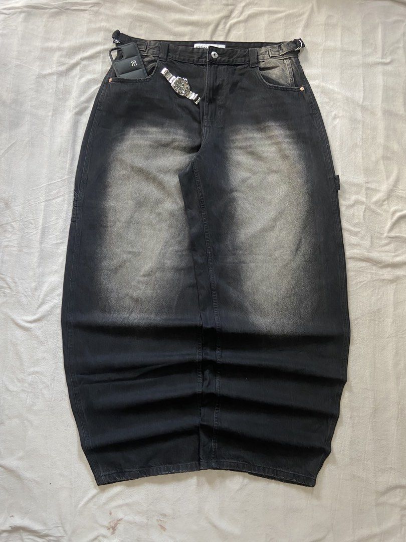 BERSHKA CARPENTER (Category: Jeans) located in Bacolod City. Submitted by clerkhexx (Listing ID 1468244830, Image 2). Description: BERHSKA BLACK WASHED CARPENTER Brand: BERSHKA Measurements: Waist: 36-38 Lenght: 46 Thigh: 17 Leg Hole: 11 Mine: 1500 Condition of this item 10 - color rate 10- no issue Check every photos for conditions of the item EOB / END OF BIDDING: TOMORROW (9:01pm THURSDAY) Please note that some comments may not be visible, so 