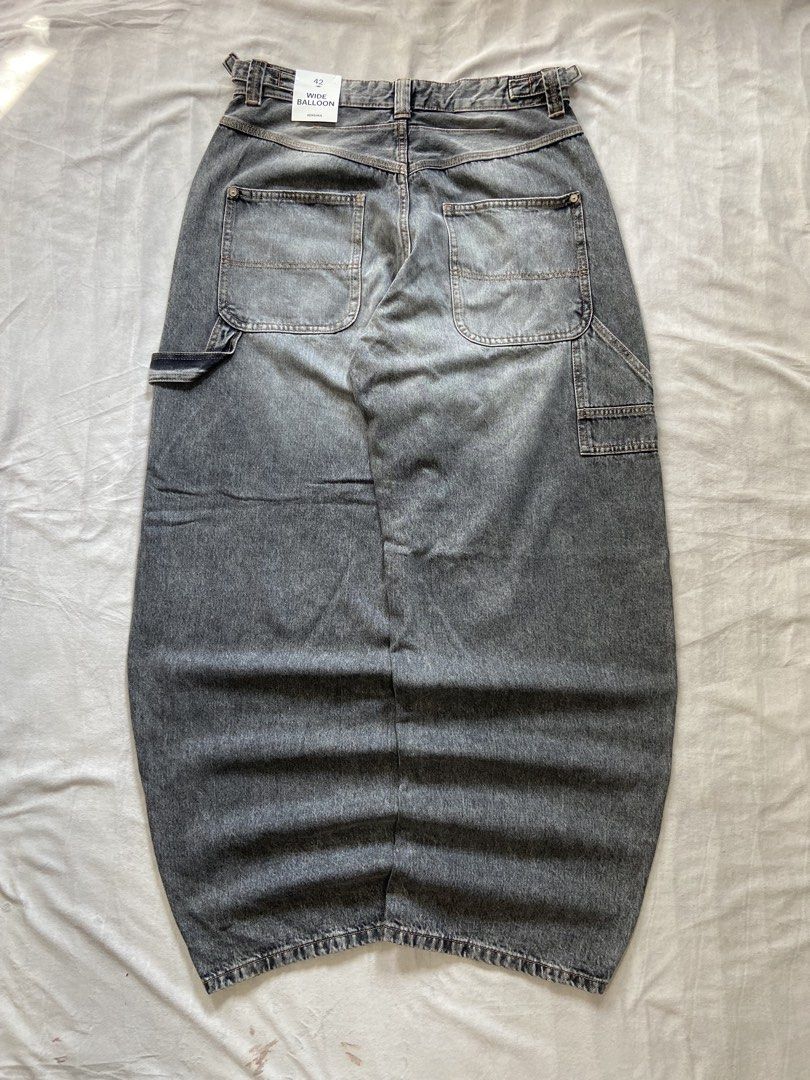 BERSHKA CARPENTER JEANS (Category: Jeans) located in Bacolod City. Submitted by clerkhexx (Listing ID 1468245078, Image 1). Description: VINTAGE GREY ACID WASHED CARPENTER PANTS Brand: BERSHKA Measurements: Waist: 34-35 Lenght: 46 Thigh: 16.5 Leg Hole: 10.5 Mine: 1200 Condition of this item 10 - color rate 10- no issue Check every photos for conditions of the item EOB / END OF BIDDING: TOMORROW (9:01pm THURSDAY) Please note that some comments may