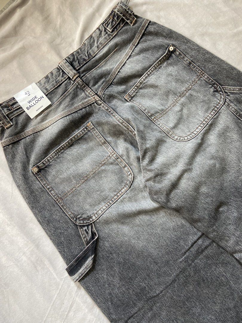 BERSHKA CARPENTER JEANS (Category: Jeans) located in Bacolod City. Submitted by clerkhexx (Listing ID 1468245078, Image 2). Description: VINTAGE GREY ACID WASHED CARPENTER PANTS Brand: BERSHKA Measurements: Waist: 34-35 Lenght: 46 Thigh: 16.5 Leg Hole: 10.5 Mine: 1200 Condition of this item 10 - color rate 10- no issue Check every photos for conditions of the item EOB / END OF BIDDING: TOMORROW (9:01pm THURSDAY) Please note that some comments may