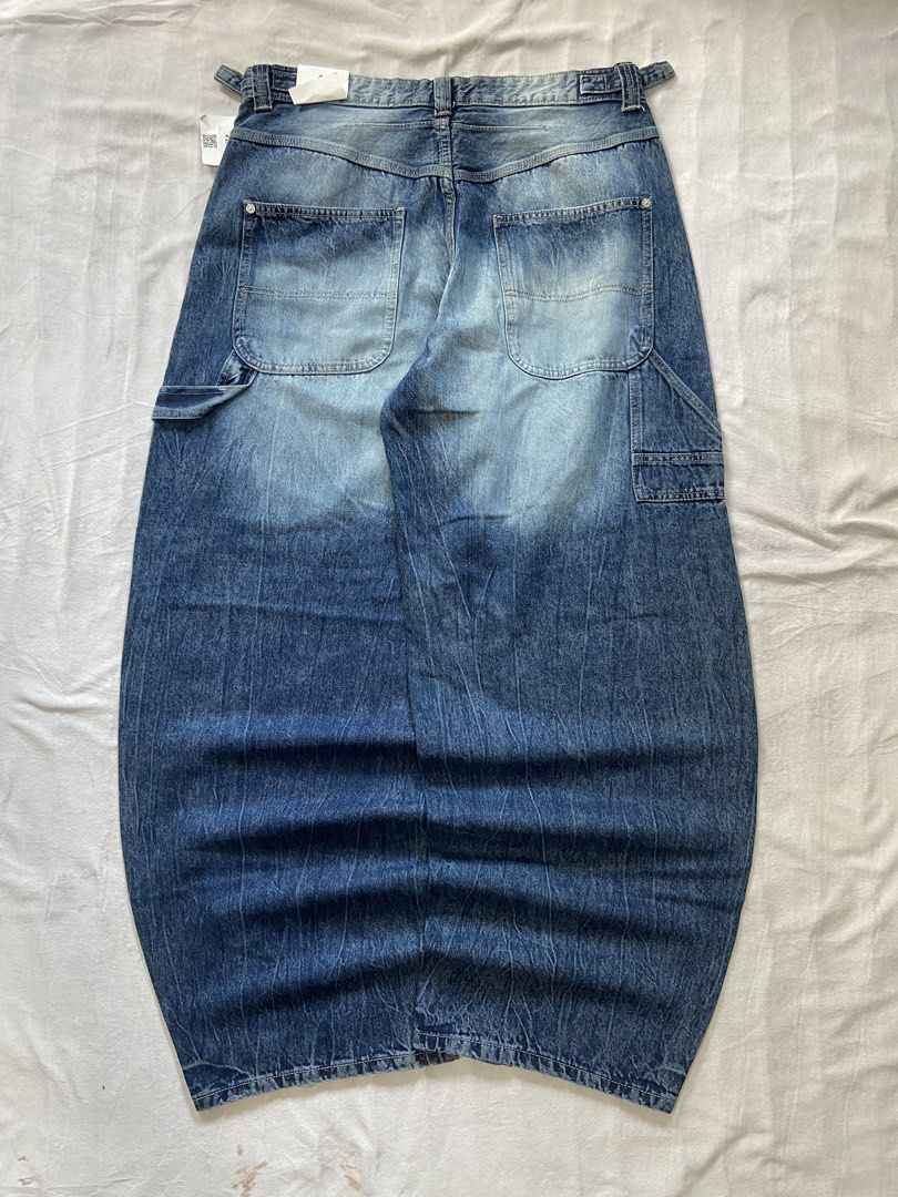 BERSHKA CARPENTER JEANS (Category: Jeans) located in Bacolod City. Submitted by clerkhexx (Listing ID 1468245308, Image 1). Description: BERSHKA VINTAGE BLUE WASHED CARPENTER Brand: BERSHKA Measurements: Waist: 36 Lenght: 46 Thigh: 16.5 Leg Hole: 11 Mine: 1200 Condition of this item 10 - color rate 10- no issue Check every photos for conditions of the item EOB / END OF BIDDING: TOMORROW (9:01pm THURSDAY ) Please note that some comments may not be