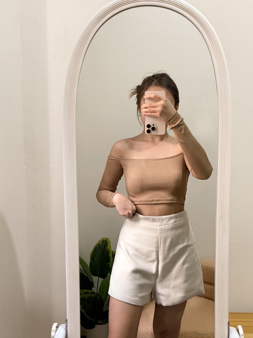 Bershka Top (Category: Others Tops) located in Quezon City. Submitted by kaye_oineza (Listing ID 1468237352, Image 1). Description: 🤎 Sexy Top XS-Small Brand: BERSHKA —With minimal stain-.