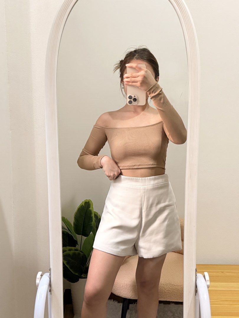 Bershka Top (Category: Others Tops) located in Quezon City. Submitted by kaye_oineza (Listing ID 1468237352, Image 2). Description: 🤎 Sexy Top XS-Small Brand: BERSHKA —With minimal stain-.