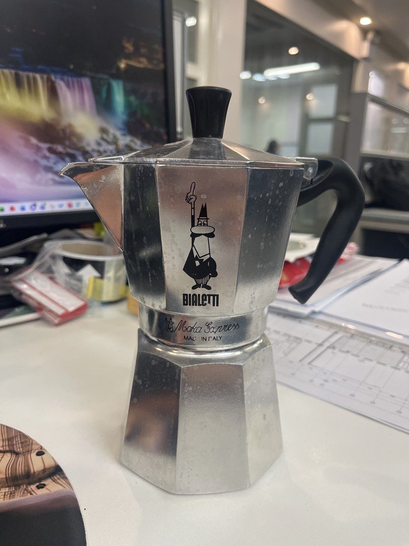 Bialetti Moka Express 意式摩卡壺 6杯裝, 家庭電器, 廚房電器, 咖啡機及咖啡壺 - Carousell