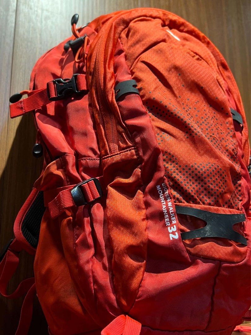 Bigyan mountaineer 32 Red Bag (Category: Backpacks) located in Cainta. Submitted by onthelookoutt (Listing ID 1468167168, Image 2). Description: In excellent condition Authentic Outdoor / hike bag Made from 🇰🇷 💥 Complete buckles and zippers 💥 great structured back support Check last photo for actual color of item.