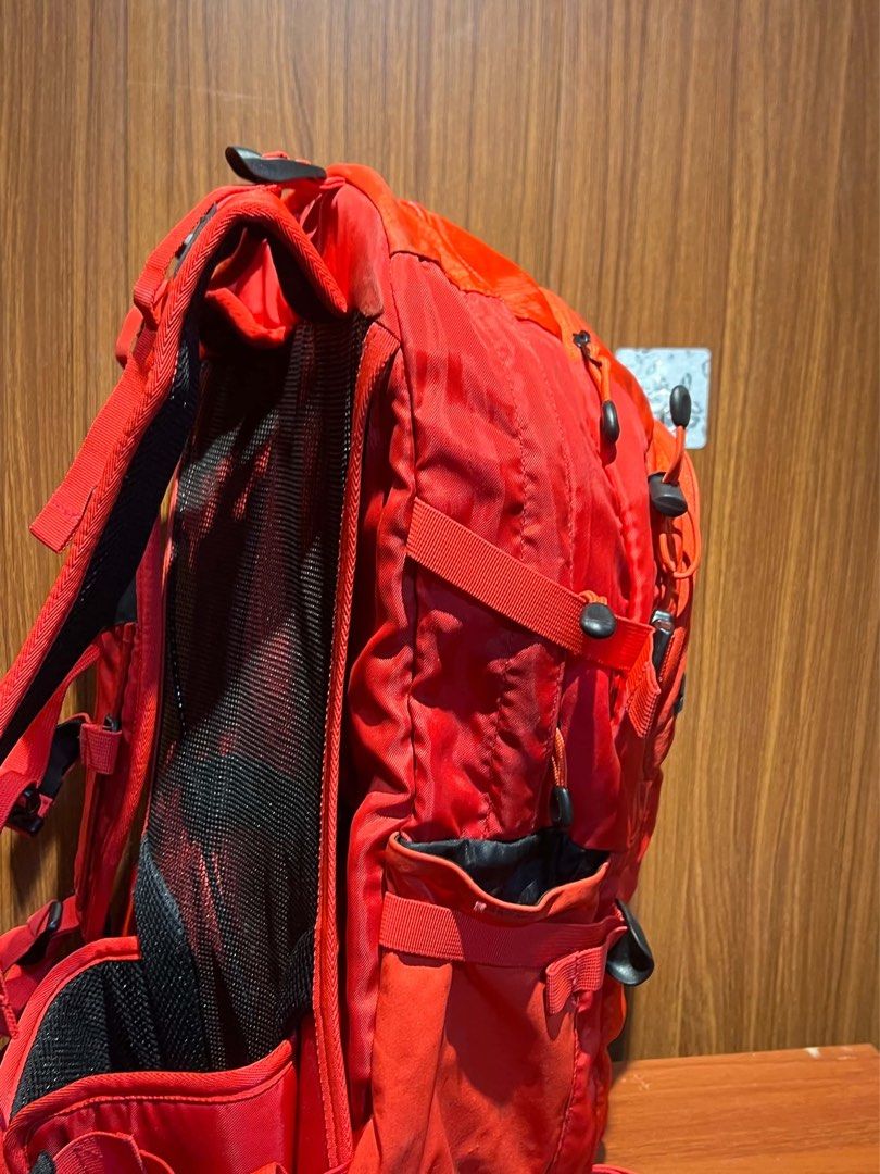 Bigyan mountaineer 32 Red Bag (Category: Backpacks) located in Cainta. Submitted by onthelookoutt (Listing ID 1468167168, Image 3). Description: In excellent condition Authentic Outdoor / hike bag Made from 🇰🇷 💥 Complete buckles and zippers 💥 great structured back support Check last photo for actual color of item.