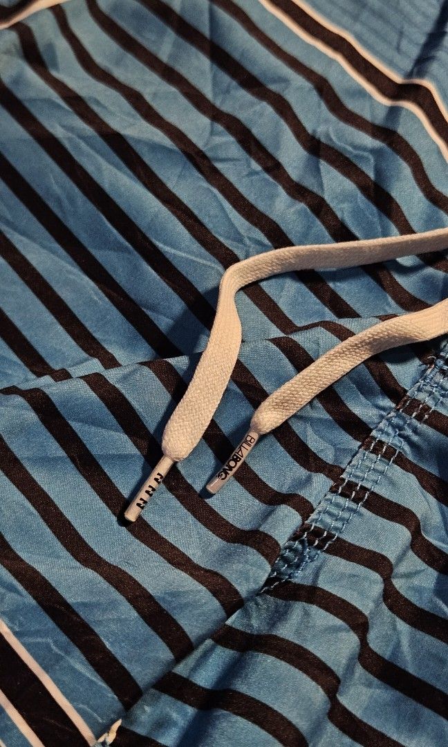 Billabong Board slShorts Size 34 (Category: Swim Trunks & Board Shorts) located in Aroroy. Submitted by gabrizz_y (Listing ID 1468253778, Image 2). Description: Size: 34 Issue: Please refer to the photos for the issue..