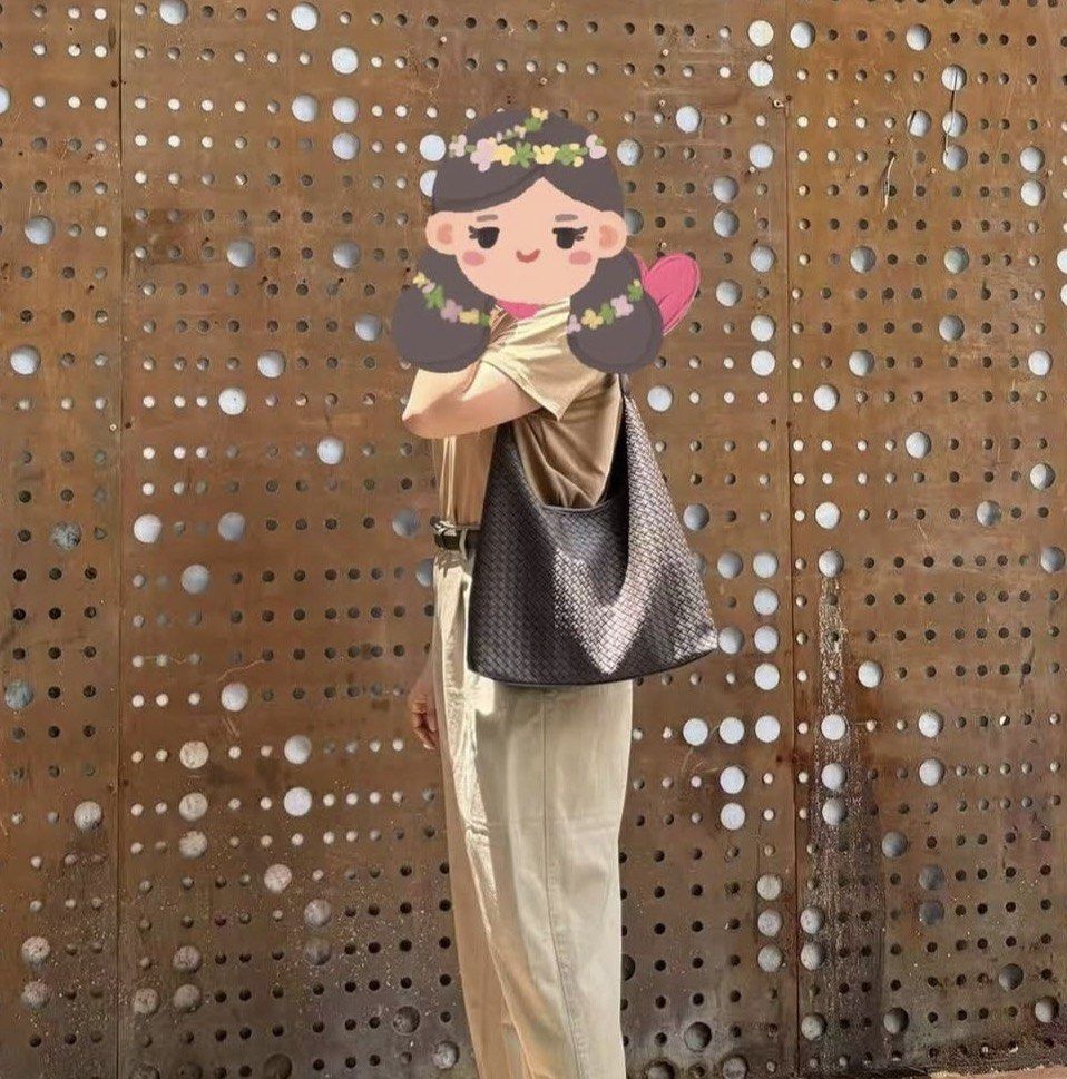 Bkk black bag (Category: Shoulder Bags) located in Paranaque City. Submitted by senseofstyle01 (Listing ID 1468139148, Image 3). Description: Bought from an IG seller (BBK Pasabay) for 1,200. RFS: Decluttering — too many black bags. Flaw: Signs of use only. Still in good condition. Super spacious!.