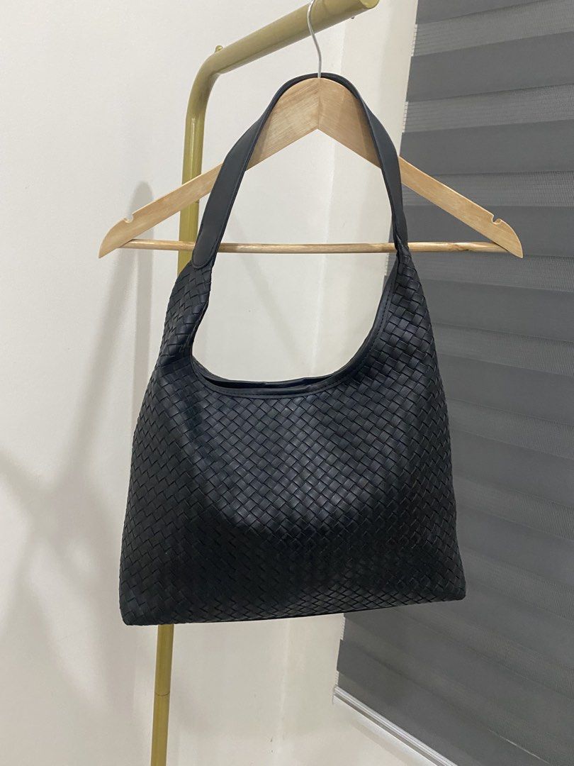 Bkk black bag (Category: Shoulder Bags) located in Paranaque City. Submitted by senseofstyle01 (Listing ID 1468139148, Image 1). Description: Bought from an IG seller (BBK Pasabay) for 1,200. RFS: Decluttering — too many black bags. Flaw: Signs of use only. Still in good condition. Super spacious!.