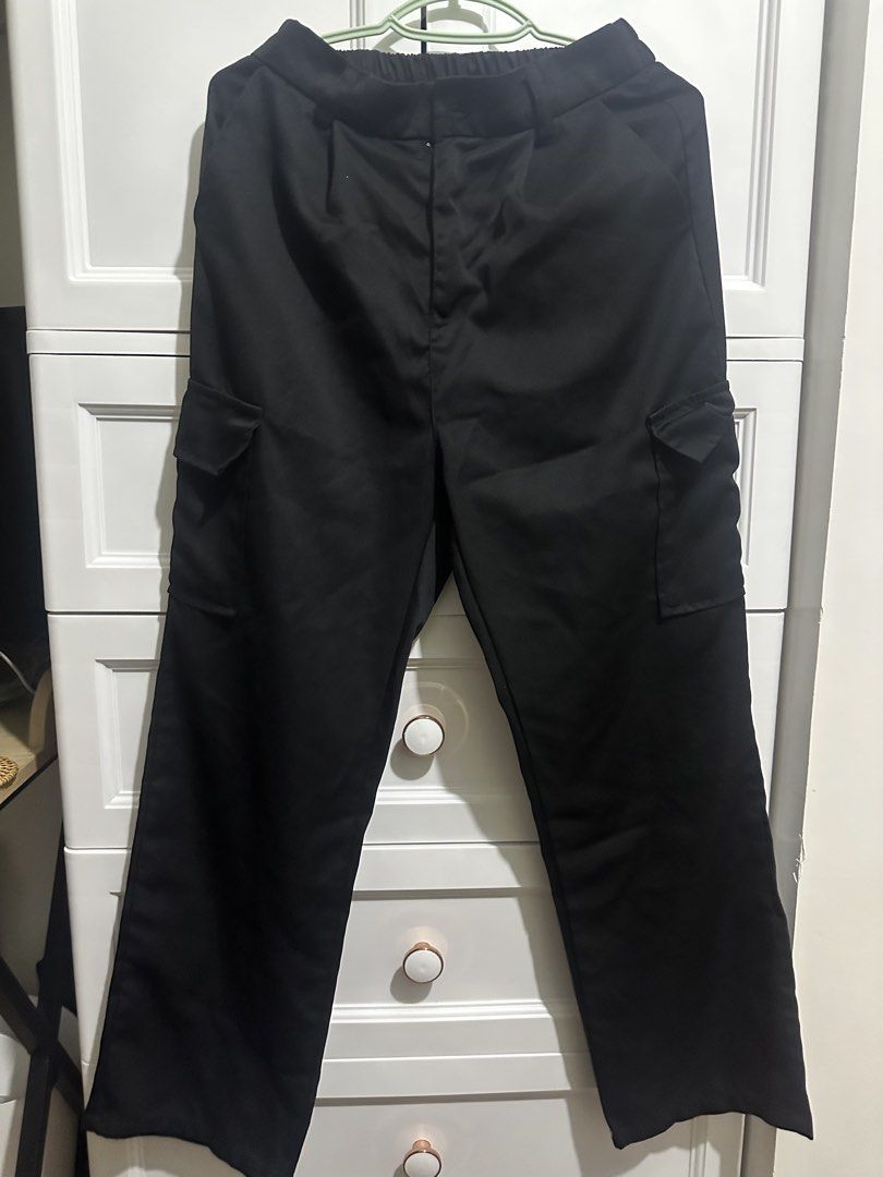 Black Cargo Pants (Category: Jeans) located in Naic. Submitted by cilissa (Listing ID 1468257598, Image 1). Description: Missing button L size (but I think S-M only) Stretchable .