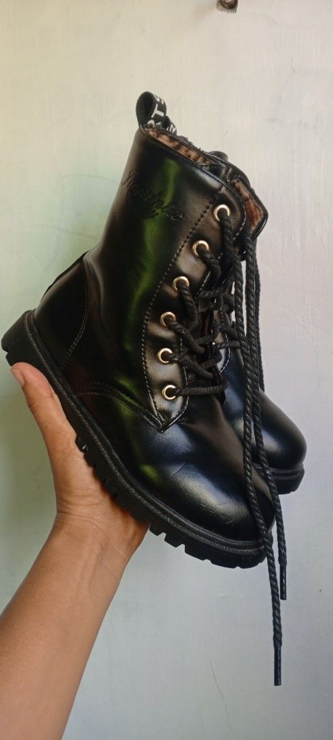 Black Combat Boots Size 33 (Category: Babies & Kids Fashion) located in Manila. Submitted by ezekislacl02490 (Listing ID 1468283208, Image 1). Description: - Style: Black combat boots with lace-up front and side zipper - Sole: Chunky lug sole for great grip and traction - Details: Heel pull tab with stylish lettering - Size: Marked as size 33 on the sole - Condition: Solid construction, very clean and well-maintained SIZE 33 FOR KIDS .