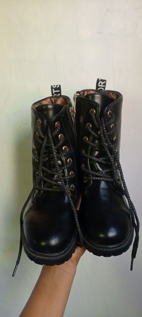 Black Combat Boots Size 33 (Category: Babies & Kids Fashion) located in Manila. Submitted by ezekislacl02490 (Listing ID 1468283208, Image 2). Description: - Style: Black combat boots with lace-up front and side zipper - Sole: Chunky lug sole for great grip and traction - Details: Heel pull tab with stylish lettering - Size: Marked as size 33 on the sole - Condition: Solid construction, very clean and well-maintained SIZE 33 FOR KIDS .