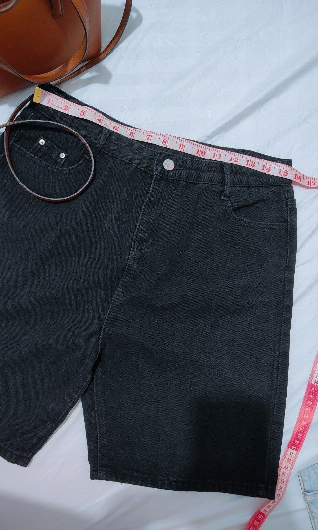 Black Denim Shorts (Category: Shorts) located in Bacolor. Submitted by annjjjjj (Listing ID 1468082661, Image 2). Description: - Color: Black - Closure: Button closure with belt loops - Pockets: Standard five-pocket styling with front rivet details - Fit: Mid-length cut, great for casual wear - Material: Sturdy and durable denim fabric.