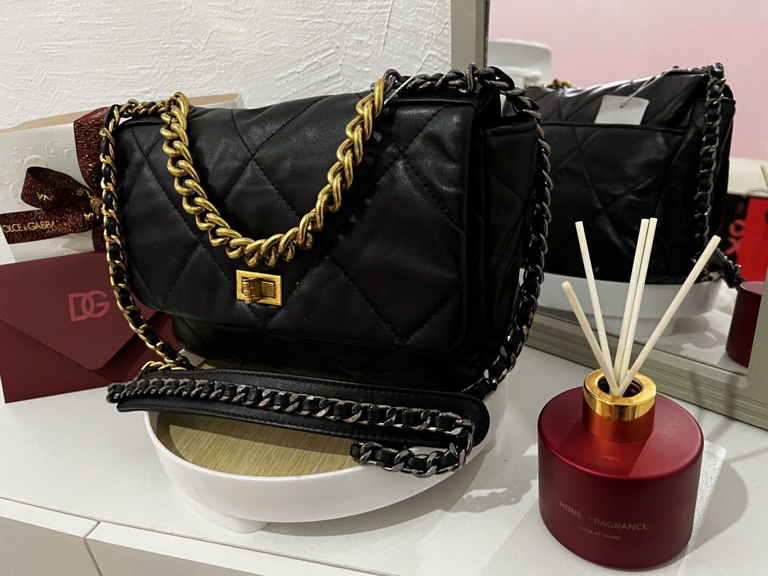 Black Quilted Shoulder Bag with Mixed Metal Chains (Category: Shoulder Bags) located in Caloocan City. Submitted by tinlala0116 (Listing ID 1468088577, Image 1). Description: - Color/Material: Black soft textured quilted leather - Hardware: Mixed hardware with chunky gold top chain and darker metallic chain - Closure: Secure front flap twist-lock - Condition: Pristine, zero visible wear on leather or hardware - Style: Chic shoulder bag, perfect f