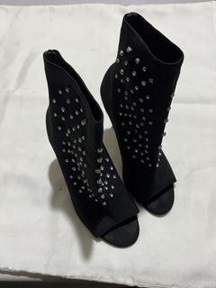 (Category: ) located in . Submitted by vhies_closet24 (Listing ID 1468220005, Image 1). Description: .