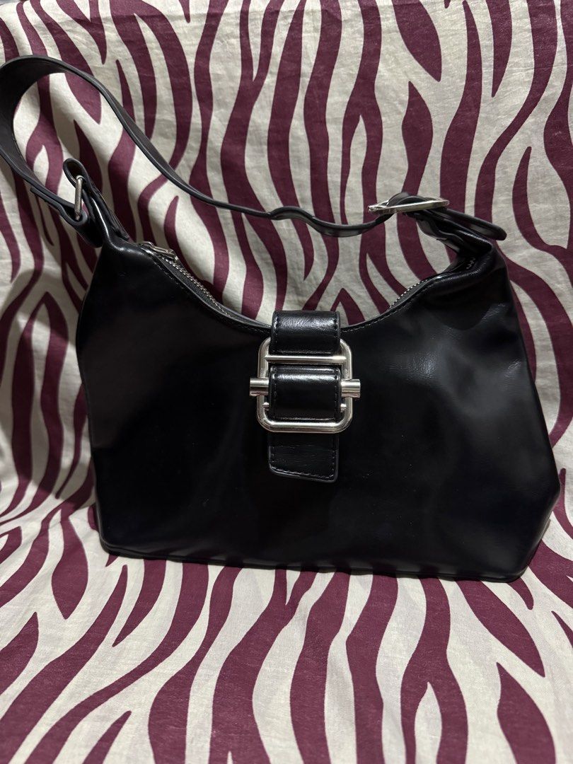 Black Shoulder Bag with Silver Buckle (Category: Shoulder Bags) located in Taguig. Submitted by justlikenewthriftshop.ph (Listing ID 1468116833, Image 1). Description: - Material: Smooth faux leather - Hardware: Chunky silver metal buckle - Closure: Secure top zipper - Strap: Adjustable drop length - Interior: Clean lining with a structured silhouette - Capacity: Easily fits phone, wallet, and keys - Style: Great everyday shoulder bag 💵: GCash/B
