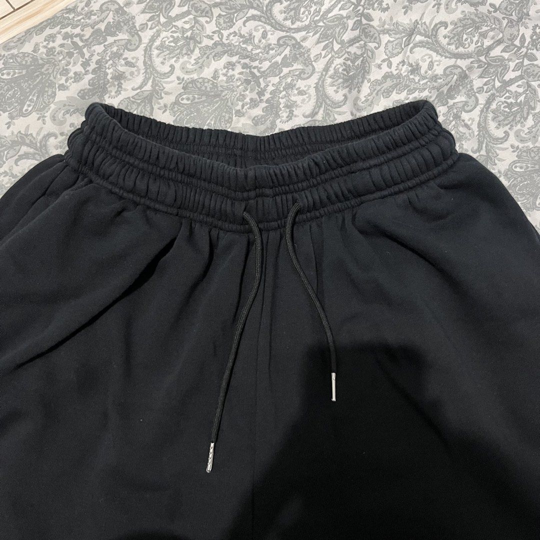 Black Sweatpants Drawstring Waist Wide Leg (Category: Joggers) located in Rizal. Submitted by meows6 (Listing ID 1468150580, Image 1). Description: size: 22-32 length: 39 cotton (thick) .