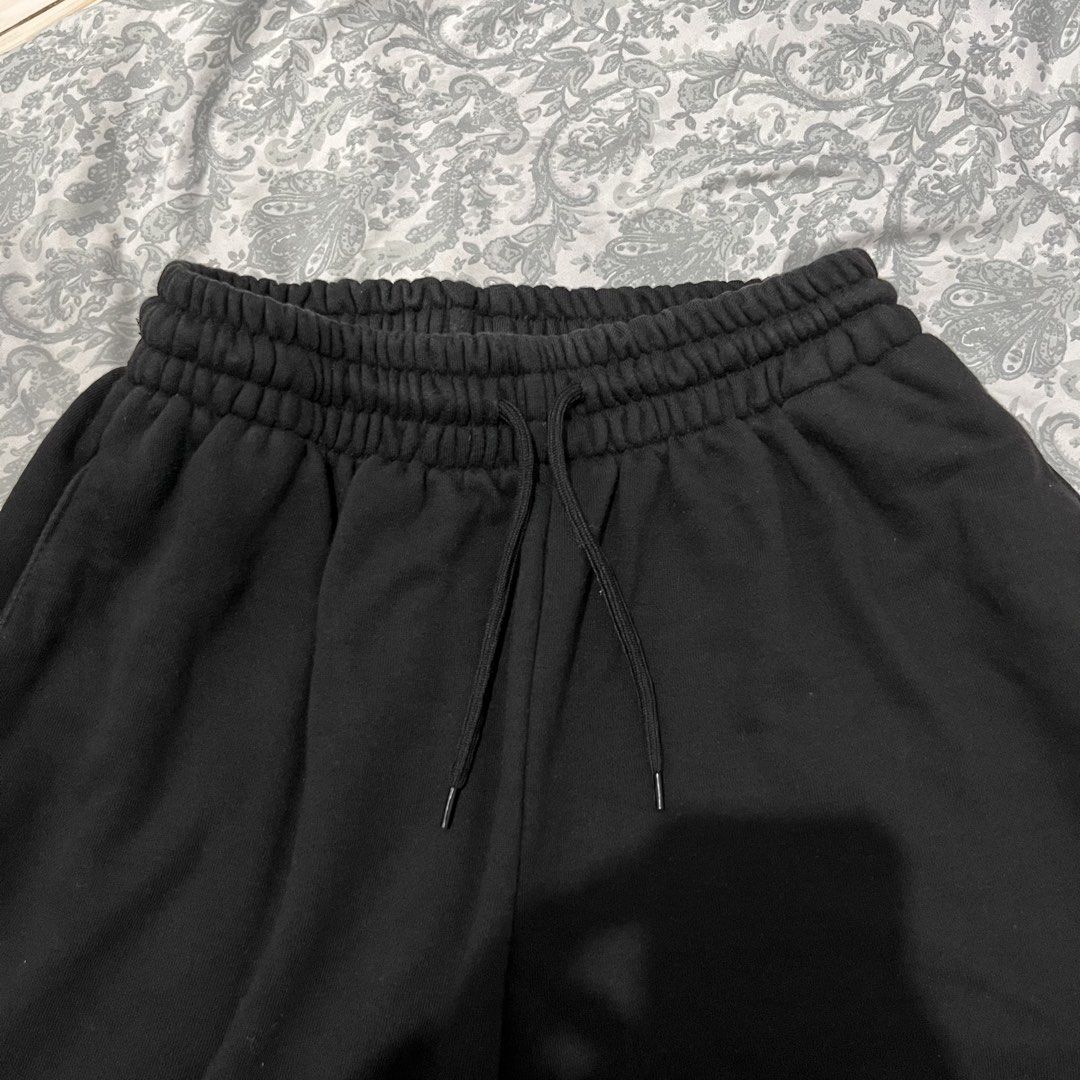 Black sweatpants with elastic waistband and drawstring (Category: Joggers) located in Rizal. Submitted by meows6 (Listing ID 1468151793, Image 1). Description: size: 22-38 length: 37 cotton (thick).