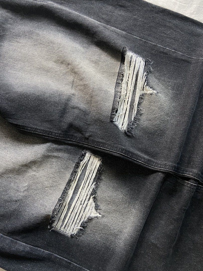 BLACK TATTERED WASHED PANTS (Category: Jeans) located in Bacolod City. Submitted by clerkhexx (Listing ID 1468246953, Image 3). Description: SBIN TATTERED BLACK WASHED PANTS Brand: S-BIN Measurements: Waist: 26-27 Lenght: 40 Thigh: 16 Leg Hole: 11 Mine: 450 Condition of this item 10 - color rate 10- no issue Check every photos for conditions of the item EOB / END OF BIDDING: TOMORROW (9:01pm THURSDAY) Please note that some comments may not be vis