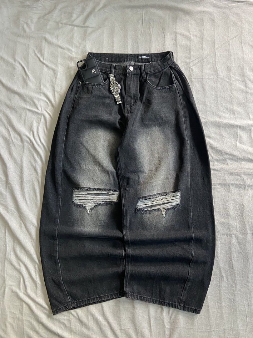 BLACK TATTERED WASHED PANTS (Category: Jeans) located in Bacolod City. Submitted by clerkhexx (Listing ID 1468246953, Image 1). Description: SBIN TATTERED BLACK WASHED PANTS Brand: S-BIN Measurements: Waist: 26-27 Lenght: 40 Thigh: 16 Leg Hole: 11 Mine: 450 Condition of this item 10 - color rate 10- no issue Check every photos for conditions of the item EOB / END OF BIDDING: TOMORROW (9:01pm THURSDAY) Please note that some comments may not be vis