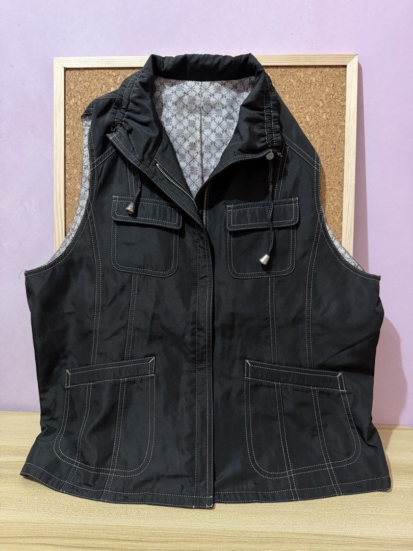 Black Utility Vest (Category: Sleeveless) located in Caloocan City. Submitted by elalaaaa (Listing ID 1468227099, Image 1). Description: - Color: Black with white contrast stitching - Closure: Zip-up front - Pockets: Multiple functional pockets on chest and lower front - Details: Drawstring around the collar, patterned grey and white interior lining - Fit: Sleeveless cut, ideal for layering.
