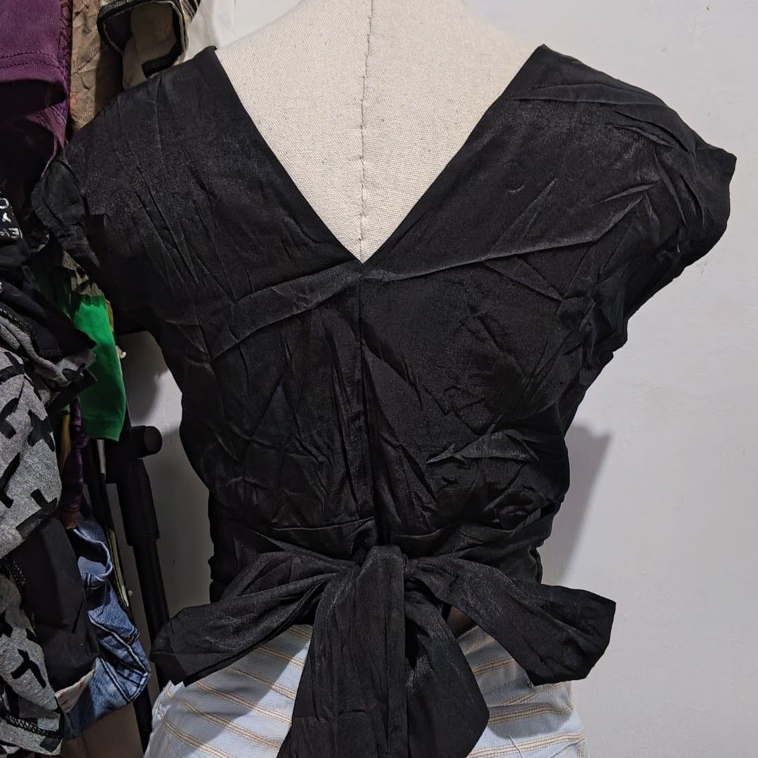 Black V neck back tie top (Category: Blouses) located in Tarlac. Submitted by yohfinds (Listing ID 1468125997, Image 3). Description: .