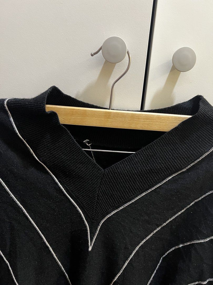 Black V-neck Knit Sweater (Category: Longsleeves) located in Quezon City. Submitted by hgaby (Listing ID 1468075408, Image 3). Description: .