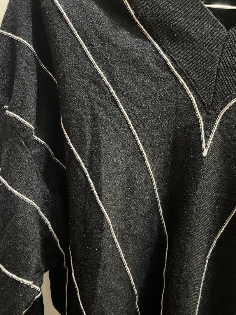 Black V-neck Knit Sweater (Category: Longsleeves) located in Quezon City. Submitted by hgaby (Listing ID 1468075408, Image 2). Description: .