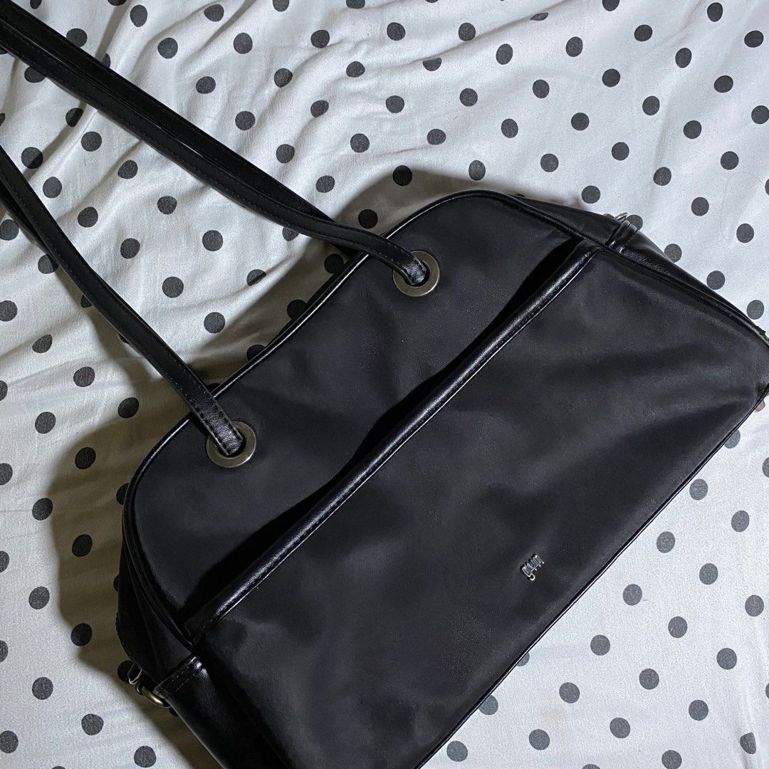 [Black/Charcoal] GVN Nylon Bowler Bag Medium (Category: Tote Bags) located in Quezon City. Submitted by miss.mahalaga (Listing ID 1468190610, Image 1). Description: kindly check all the photos, issue/s: discoloration sa mga bakal & peeling 📍 Location: Novaliches, QC 📦 Delivery: Lalamove / J&T 💸 Payment: GCash / GoTyme / MariBank 📌 KINDLY READ 📌 • Make an offer if interested • Available until marked as SOLD • No cancellations, returns, or ref