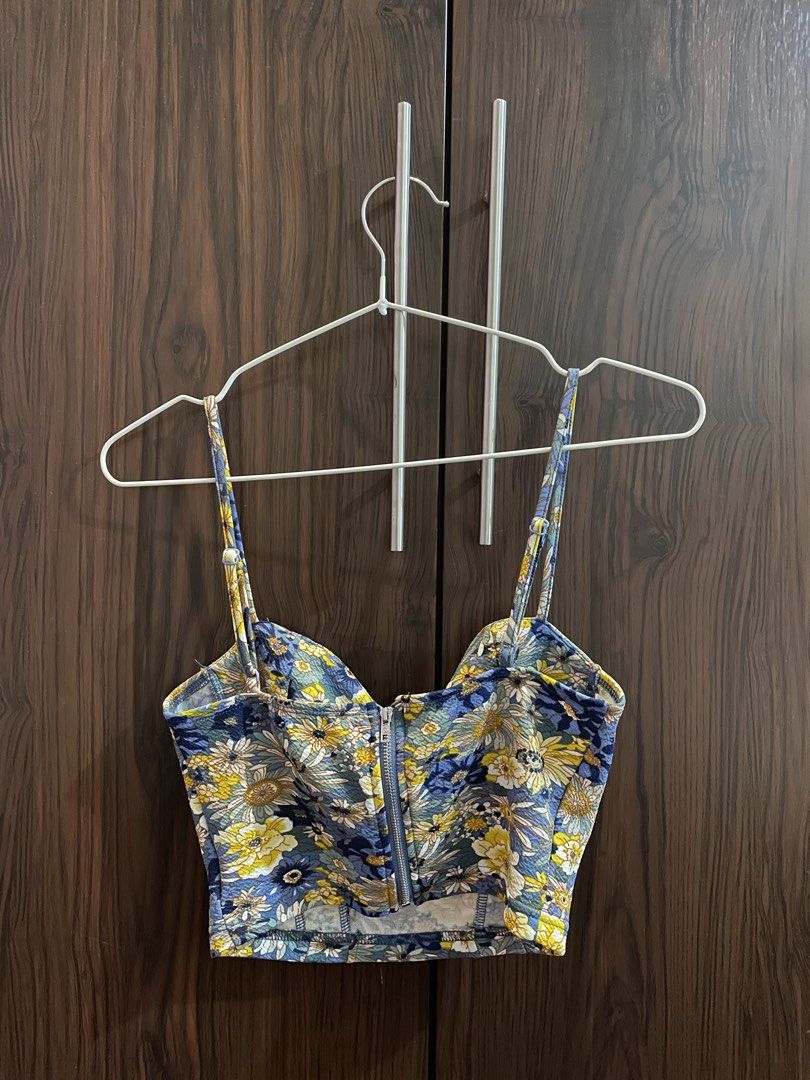 blue floral crop top size xs (Category: Sleeveless) located in Manila. Submitted by happymoon_0ae0c8 (Listing ID 1468258214, Image 2). Description: - xs to s - adjustable spaghetti straps and a secure full zip closure at the back .