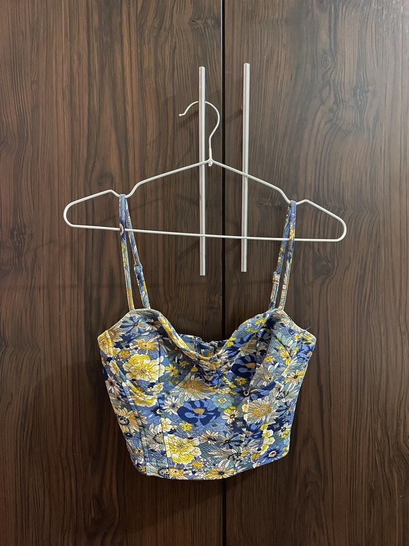 blue floral crop top size xs (Category: Sleeveless) located in Manila. Submitted by happymoon_0ae0c8 (Listing ID 1468258214, Image 1). Description: - xs to s - adjustable spaghetti straps and a secure full zip closure at the back .