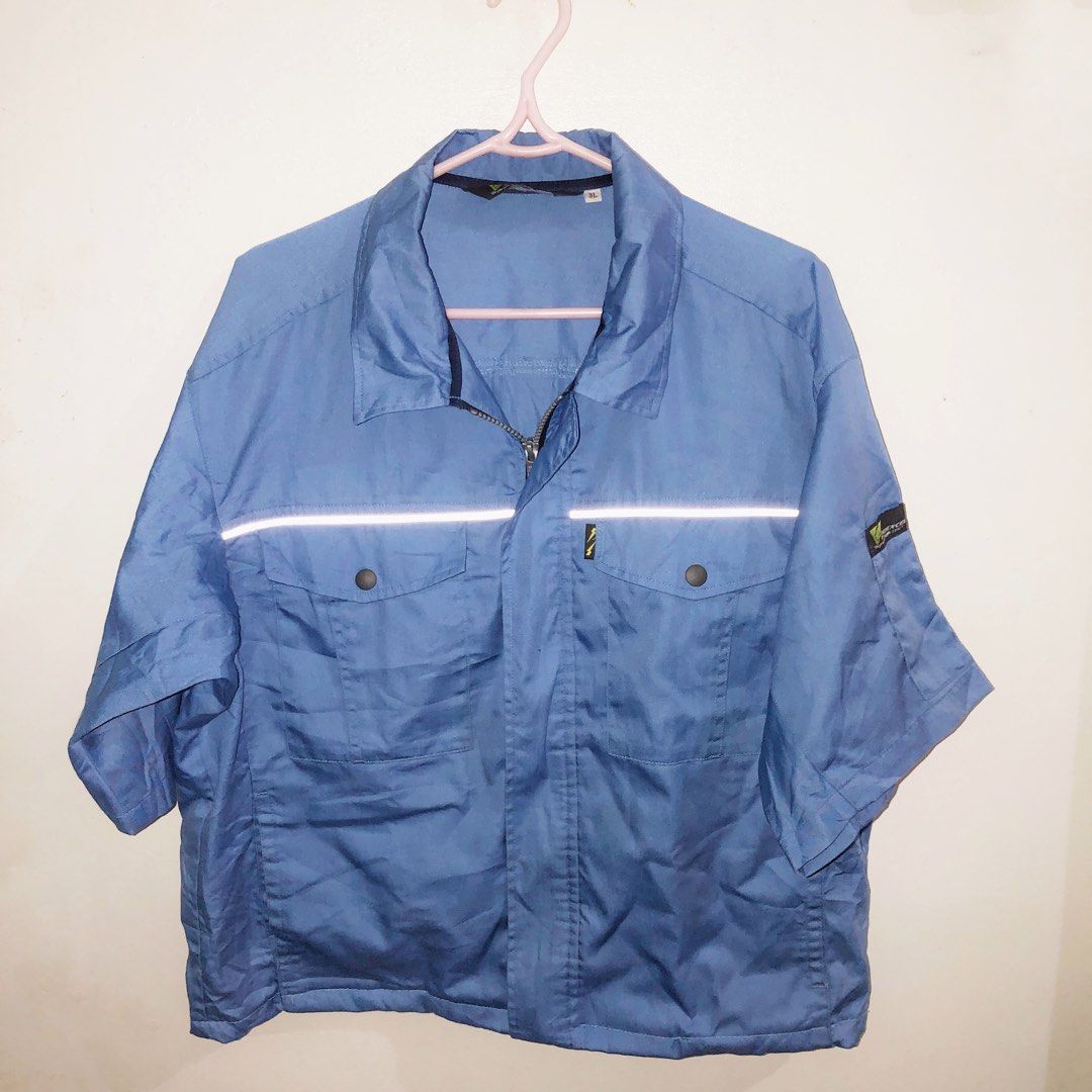 Blue Reflective Workwear Cropped Polo 💙 (Category: Tshirts & Polo Shirts ) located in Antipolo. Submitted by minitaco (Listing ID 1468069178, Image 1). Description: Selling this blue short-sleeve workwear polo featuring reflective strips across the chest. Designed with a collared neckline, zipper closure, two buttoned chest pockets, and a practical utility-style design. Lightweight-fabric with a relaxed fit, making it suitable for workwear, outd