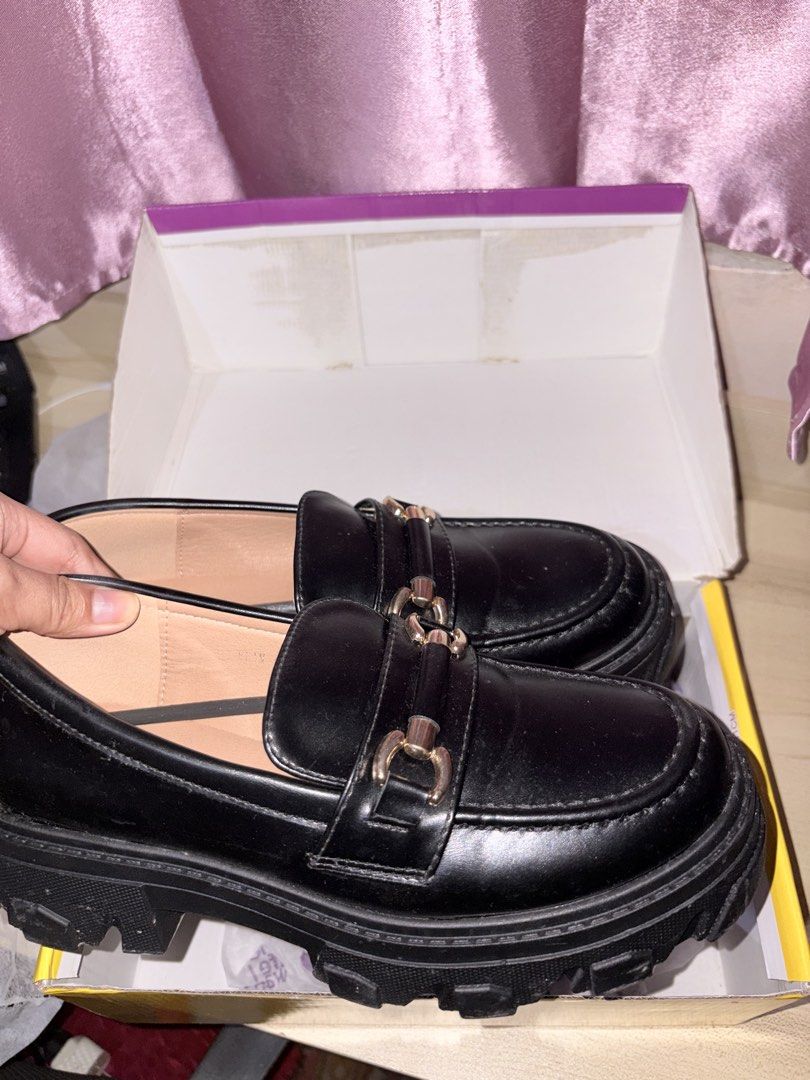 Boardwalk Loafers Black Elan Size 6 (Category: Loafers) located in Manila. Submitted by apauleen (Listing ID 1468190170, Image 2). Description: - Brand: Elan - Style: Black chunky loafers with slip-on design - Size: PH/US 6 - Details: Chic gold-tone hardware across the front - Soles: Trendy and durable thick lug soles - Inclusion: Comes with original shoebox - Condition: Excellent, ready to wear.