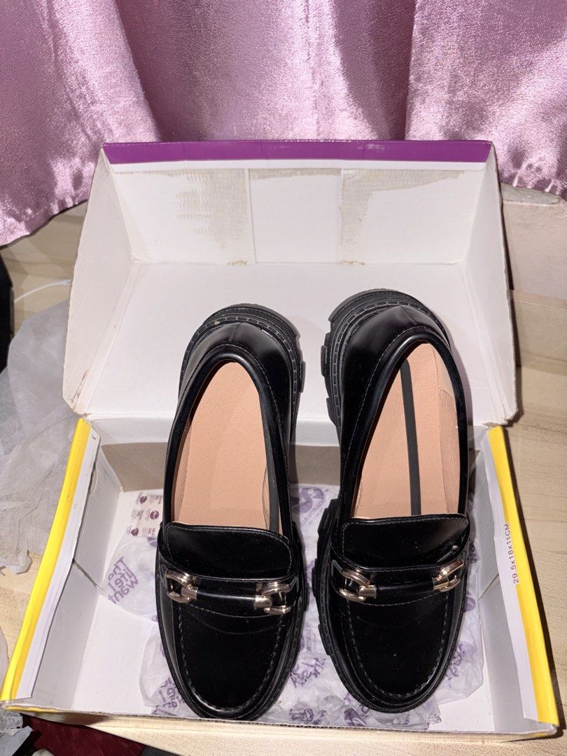 Boardwalk Loafers Black Elan Size 6 (Category: Loafers) located in Manila. Submitted by apauleen (Listing ID 1468190170, Image 1). Description: - Brand: Elan - Style: Black chunky loafers with slip-on design - Size: PH/US 6 - Details: Chic gold-tone hardware across the front - Soles: Trendy and durable thick lug soles - Inclusion: Comes with original shoebox - Condition: Excellent, ready to wear.