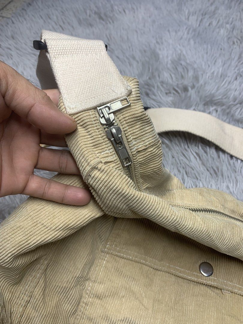 Body Bag Unisex (Category: Cross-body Bags) located in Bacolod City. Submitted by ocean_us (Listing ID 1468118620, Image 2). Description: Body Bag ________________________ Unisex Details: ▪️Dimes 14 x 18 ▪️No issues Pm, Thanks ✅We ship Nationwide via Jnt Express ✅We do video call for assurance 📍Bacolod City Negros Occidental.