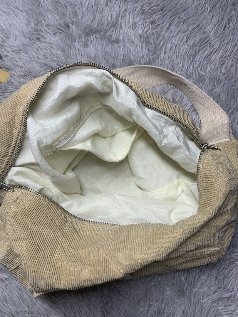 Body Bag Unisex (Category: Cross-body Bags) located in Bacolod City. Submitted by ocean_us (Listing ID 1468118620, Image 3). Description: Body Bag ________________________ Unisex Details: ▪️Dimes 14 x 18 ▪️No issues Pm, Thanks ✅We ship Nationwide via Jnt Express ✅We do video call for assurance 📍Bacolod City Negros Occidental.
