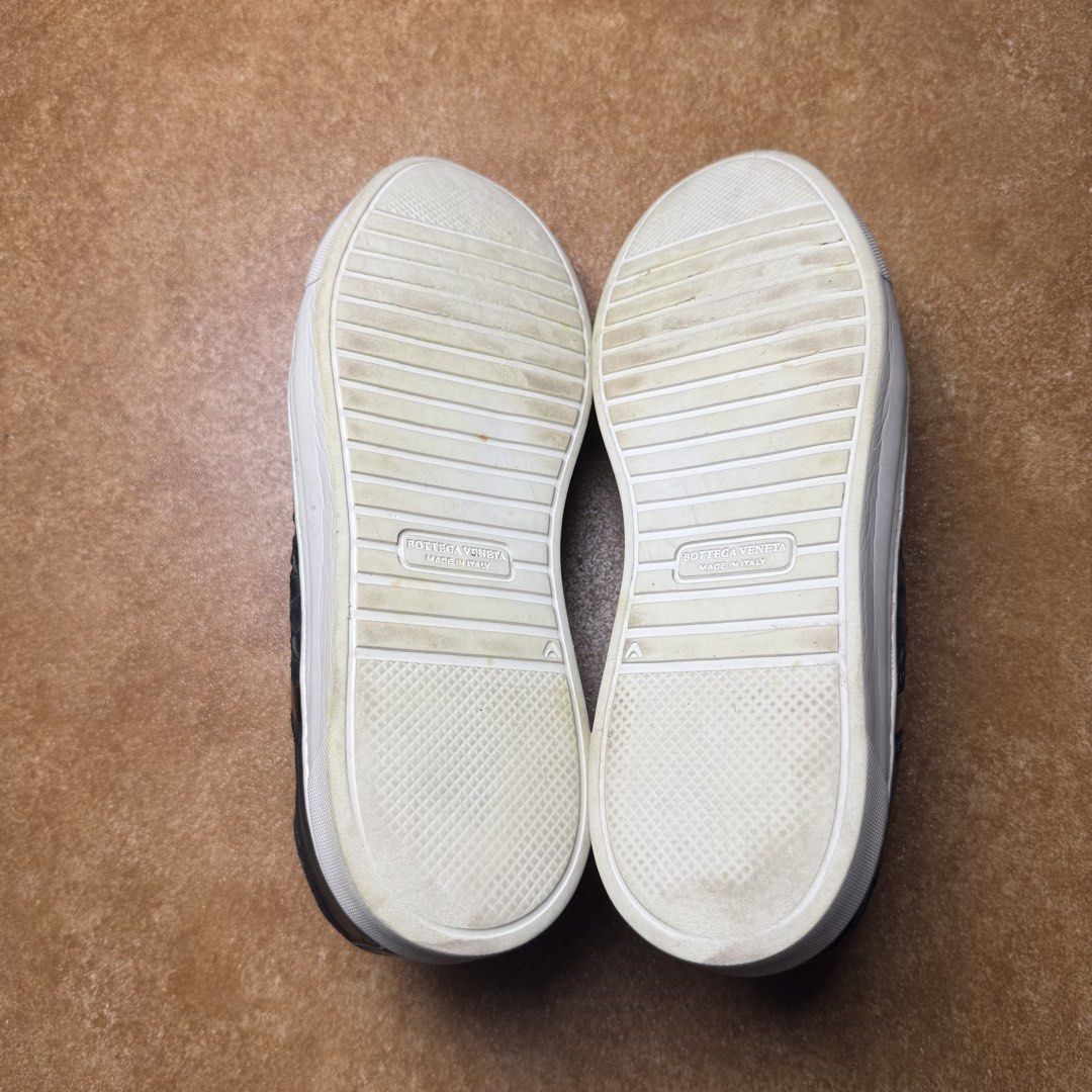 BOTTEGA VENETA (Category: Sneakers) located in Panabo. Submitted by shoerarefinds (Listing ID 1468279583, Image 2). Description: BÖȚȚÈĞA VÊÑÊTÂ “Sneakers” SIZE: EU 42 / 9 US / 27 CM Excellent Condition, minimal scratches LOCATION: PANABO CITY, DAVAO DEL NORTE, 8105 2100 FREESHIPPING.