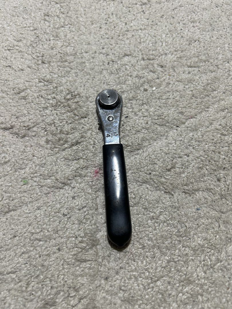 Box wrench & offset racheting bit (Category: Construction Tools & Equipment) located in Pasay City. Submitted by willgdj (Listing ID 1468076869, Image 1). Description: •Craftsman 1/4 Offset reversible racheting bit wrench •Snap On 1/4 x 5/16 12-points racheting box •Snap On 5/16 x 11/32 12-points racheting box •Craftsman 3/8 x 7/16 12-points racheting box .