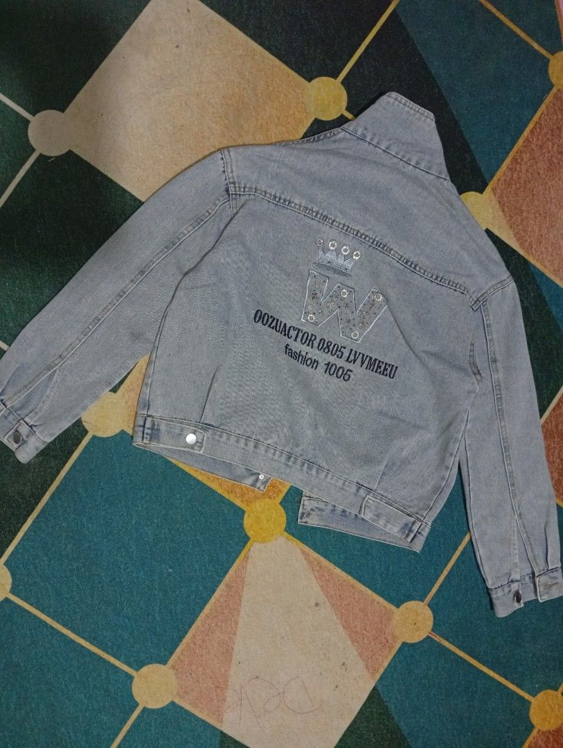 BOXY CROP DENIM JACKET (Category: Coats, Jackets and Outerwear) located in Santa Maria. Submitted by itsmacmacky (Listing ID 1468270441, Image 2). Description: - Light wash cropped denim jacket - "Love & Peace" embroidery on chest - Two front pockets with button closures - Adjustable strap at the waist - Ideal for layering with jeans or skirts.