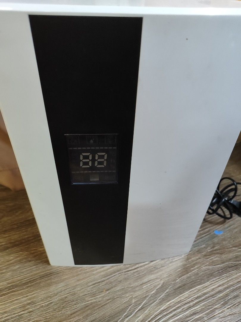 (BROKEN) Dehumidifier for Spare Parts (Category: Air Purifiers & Dehumidifiers) located in Antipolo. Submitted by frost.bite (Listing ID 1468199735, Image 1). Description: SELLING FOR SPARE PARTS..