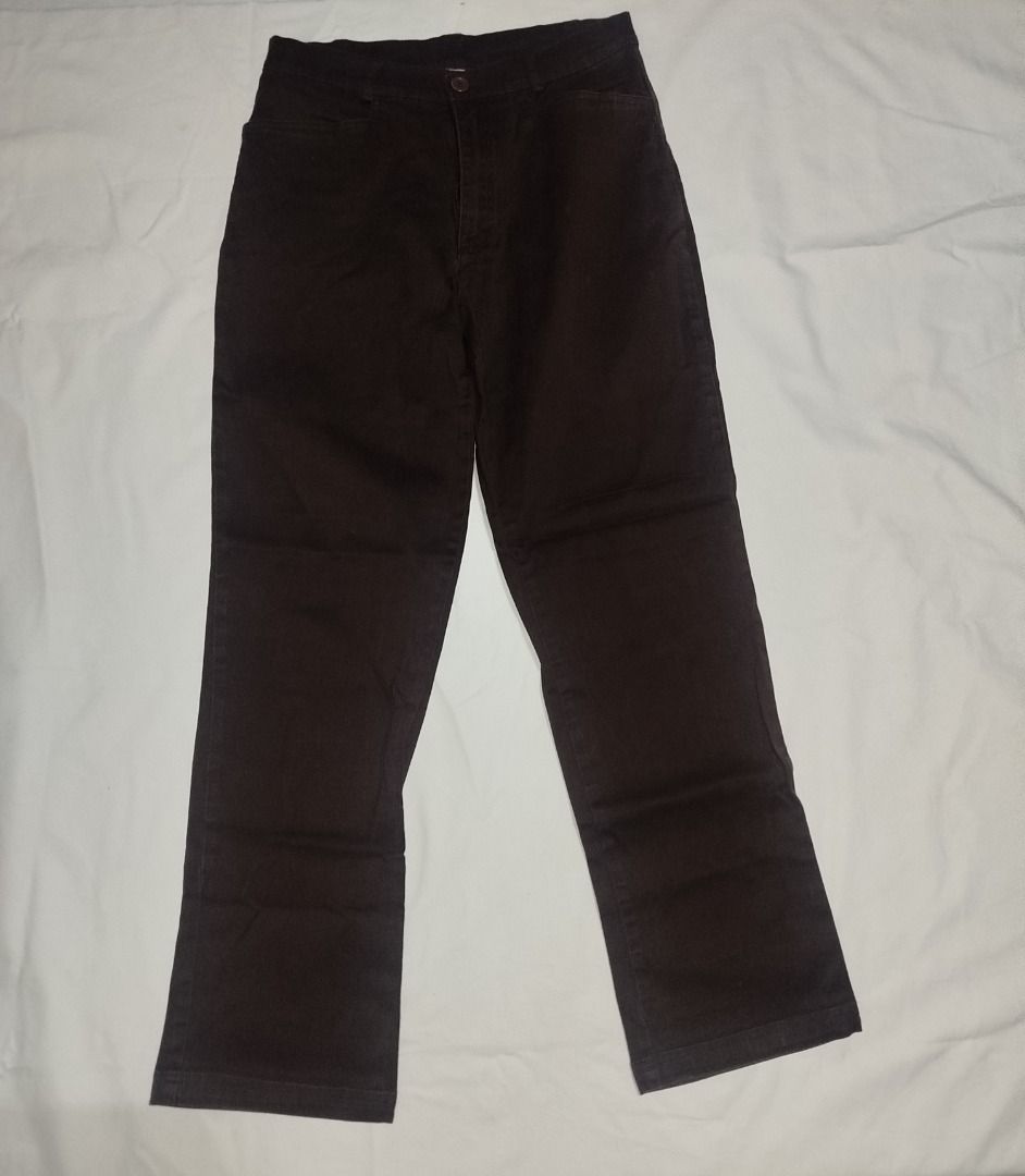 Brown casual pants (Category: Jeans) located in Cavite. Submitted by raxcollection (Listing ID 1468067869, Image 1). Description: - Color: Brown - Style: Casual pants with straight leg fit - Features: Front pockets and button closure - Condition: Clean fabric with minimal wear Flat Lay Measurements: Waist: 15 inch Length: 42 inches 🚚 Delivery: Lalamove or J&T 💳 Payment: GCash only 📍 Location: General Trias, Cavite.