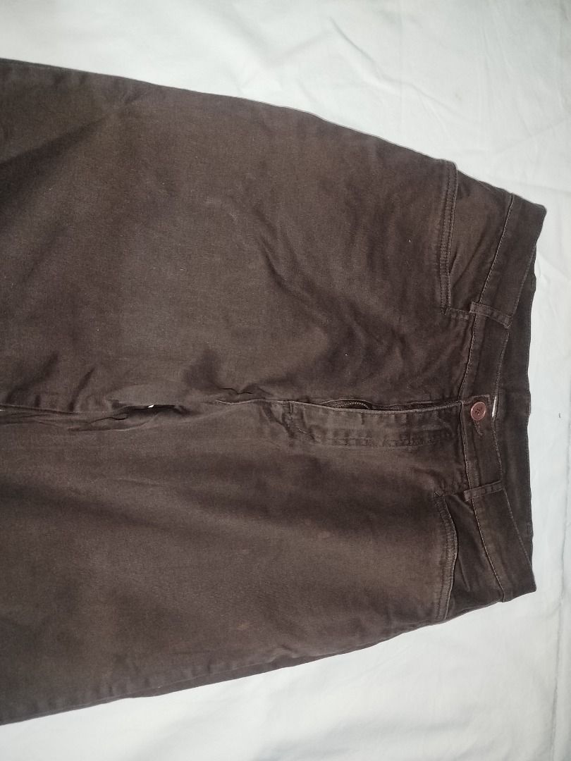 Brown casual pants (Category: Jeans) located in Cavite. Submitted by raxcollection (Listing ID 1468067869, Image 2). Description: - Color: Brown - Style: Casual pants with straight leg fit - Features: Front pockets and button closure - Condition: Clean fabric with minimal wear Flat Lay Measurements: Waist: 15 inch Length: 42 inches 🚚 Delivery: Lalamove or J&T 💳 Payment: GCash only 📍 Location: General Trias, Cavite.