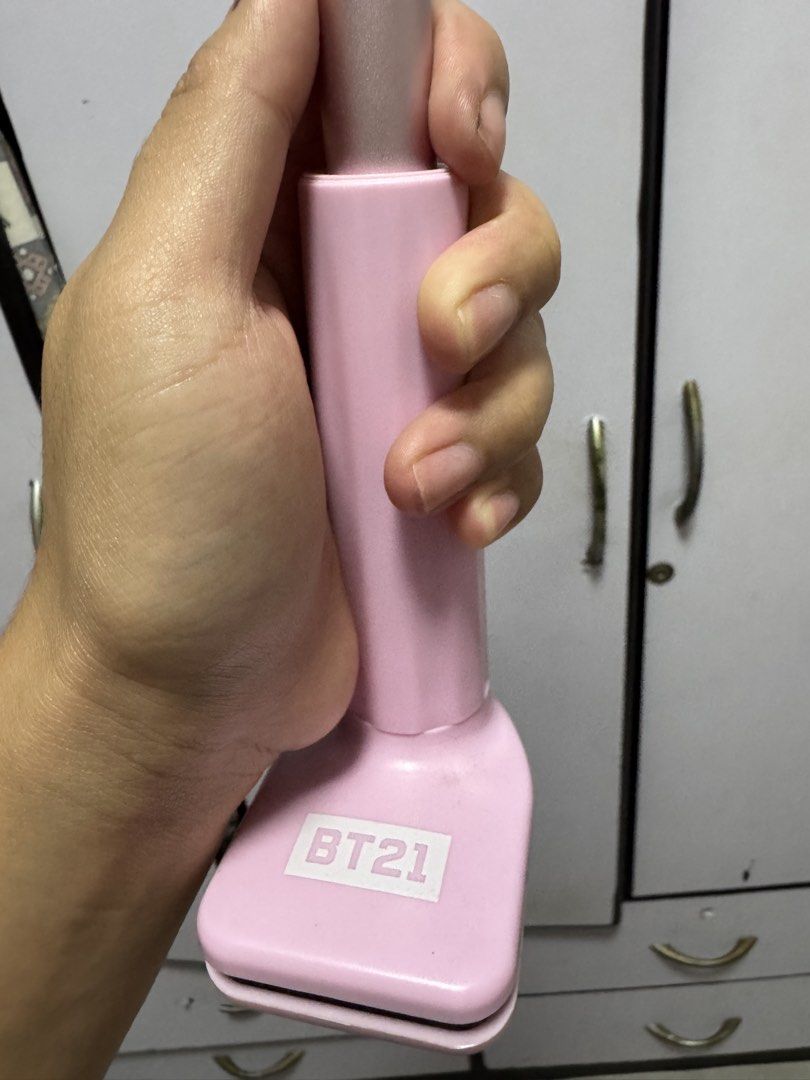 BT21 Tata Phone Holder (Category: Mounts & Holders) located in Quezon City. Submitted by onestock2024 (Listing ID 1468084431, Image 2). Description: 💳Mode of Payment: Gcash, BPI, and Cod 🚚Mode of Delivery: Grab (same day delivery), Lalamove (same day delivery), Gogo Express (far places), J&T (far places),or any courier preferred by the customer. 📍Location: Project 8, QC ‼️ shipping fee is shouldered by the customer ‼️ Payment first is applicab