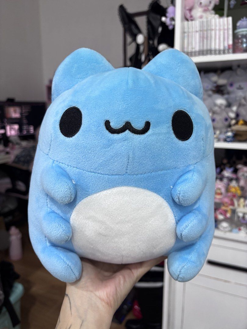 Bugcat Capoo x 7/11 Sitting Plushie (Category: Plushies & Soft Toys) located in Bacolod City. Submitted by kyotori (Listing ID 1468118846, Image 1). Description: feel free to send an offer! around 25cm in height 📍 𝘭𝘰𝘤𝘢𝘵𝘪𝘰𝘯: 𝘣𝘢𝘤𝘰𝘭𝘰𝘥 𝘤𝘪𝘵𝘺 🍡 𝘱𝘢𝘺𝘮𝘦𝘯𝘵: 𝘣𝘥𝘰, 𝘨𝘤𝘢𝘴𝘩, 𝘮𝘢𝘺𝘢 🎁 𝘴𝘩𝘪𝘱𝘱𝘪𝘯𝘨 𝘤𝘰𝘶𝘳𝘪𝘦𝘳: 𝘧𝘭𝘢𝘴𝘩 𝙣𝙤 𝙧𝙪𝙨𝙝 𝙨𝙝𝙞𝙥𝙥𝙞𝙣𝙜, 𝙧𝙚𝙩𝙪𝙧𝙣𝙨, 𝙘𝙖𝙣𝙘𝙚𝙡𝙡𝙖𝙩𝙞𝙤𝙣, 𝙖𝙣𝙙 𝙧𝙚𝙛𝙪𝙣𝙙.