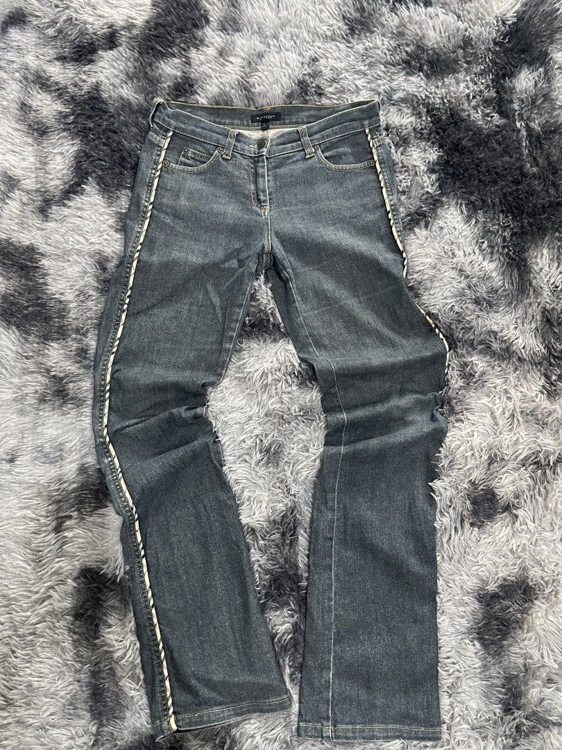 Burberry pants (Category: Jeans) located in San Jacinto. Submitted by clothcartelph (Listing ID 1468104801, Image 1). Description: BURBERRY SIZE: 30 LEGHOLE: 8 WIDTH: 30 LENGTH: 38.5 ISSUE: ~ COLOR RATE: 9.5/10 CONDITION: AS NEW .