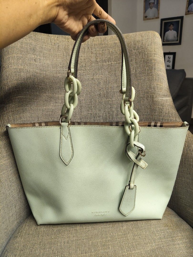 Burberry Reversible Tote Bag (Category: Luxury Bags & Wallets) located in Mabalacat. Submitted by chiccharmbymitch (Listing ID 1468203932, Image 2). Description: Self Authenticate.