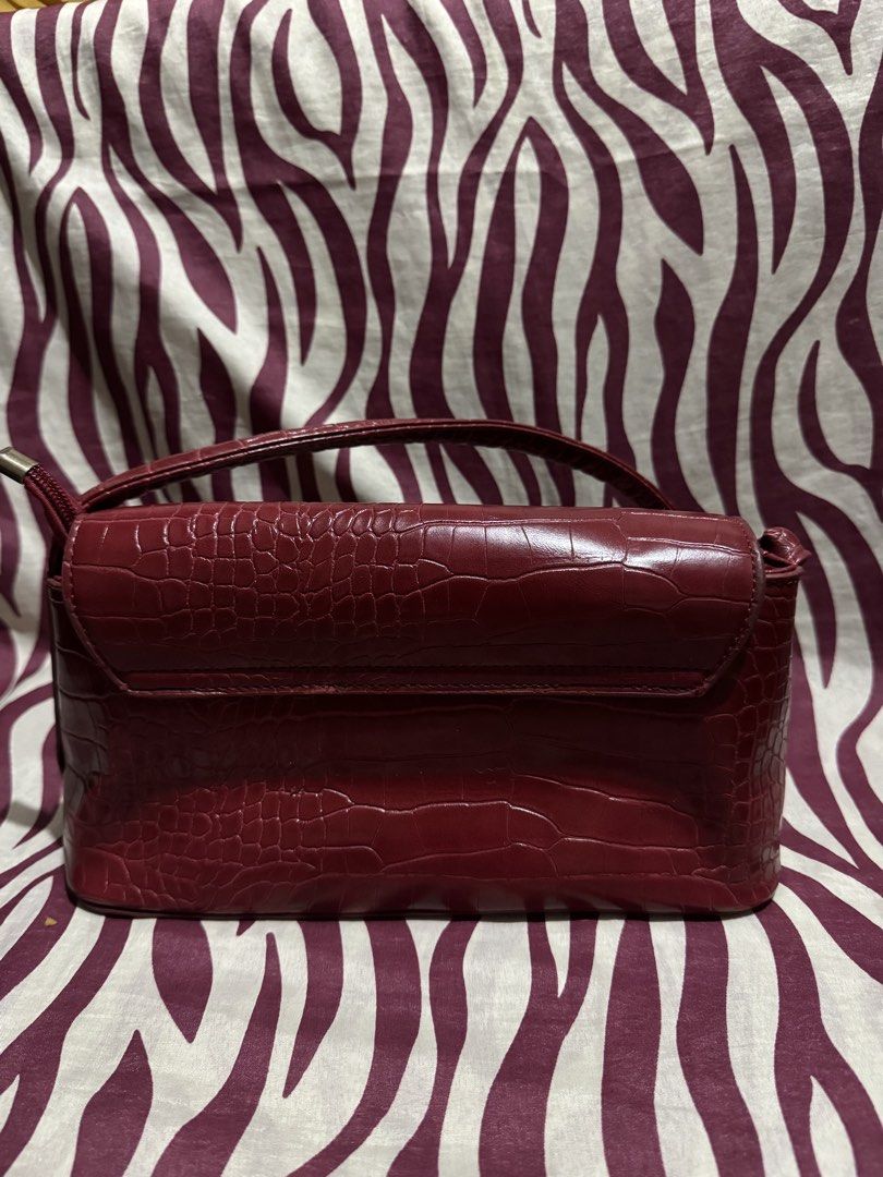 Burgundy Crocodile Pattern Shoulder Bag (Category: Shoulder Bags) located in Taguig. Submitted by justlikenewthriftshop.ph (Listing ID 1468131255, Image 2). Description: Gorgeous burgundy faux leather shoulder bag with a chic croc texture and gold-tone hardware. Features a secure turn-lock flap, top handle, and a clean interior with a handy zip pocket. Perfect for adding a touch of elegance to any outfit. Bossing/Momshie approved, grab it before 