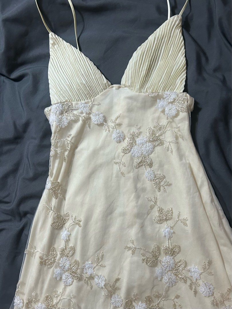 Butter Yellow Mini Dress (Category: Dresses) located in Manila. Submitted by prelovedwithmaui (Listing ID 1468240761, Image 3). Description: The prettiest butter-yellow floral mini dress 💛 Features an exquisite embroidery and a flattering pleated bust line. Grab this like-new piece for only ₱450 php (SRP ₱560 php) Never worn and discounted—first to DM gets it! 💫 .