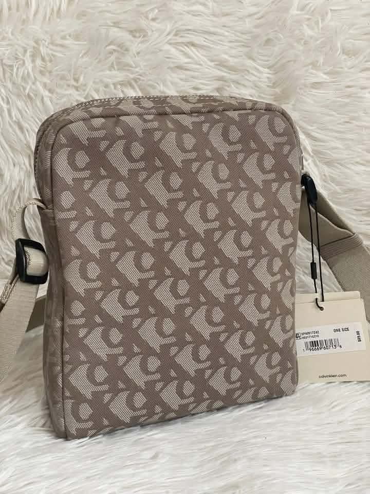 CALVIN KLEIN CROSSBODY BAG (Category: Cross-body Bags) located in Cavinti. Submitted by shop_withme23 (Listing ID 1468281543, Image 1). Description: Onhand item Full payment required No cancellation of order No rush shipping Additional shipping fee.